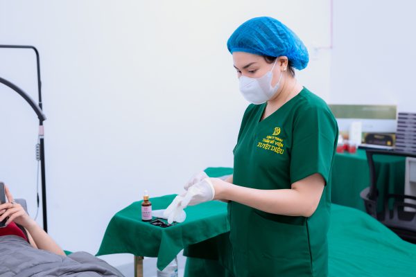 Đội ngũ kỹ thuật viên tại Thẩm mỹ viện Tuyệt Diệu có hơn 7 năm kinh nghiệm trong lĩnh vực phun môi