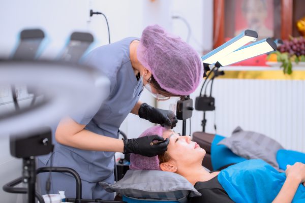 Tuyệt Diệu áp dụng phun xăm chân mày hairstroke là kỹ thuật tiên tiến trong lĩnh vực thẩm mỹ, mang lại vẻ đẹp tự nhiên và hài hòa cho khuôn mặt