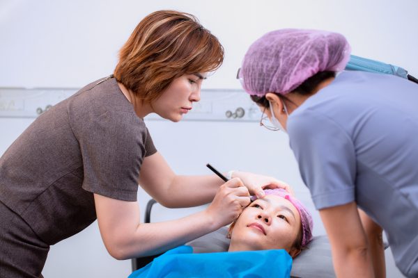 Sau khi hoàn thành, chuyên viên sẽ kiểm tra lại dáng chân mày và điều chỉnh nếu cần thiết