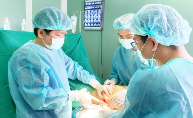 Quy trình phẫu thuật được thực hiện trong môi trường vô trùng, với sự hỗ trợ của trang thiết bị hiện đại, mang lại kết quả như ý và thời gian hồi phục nhanh chóng.